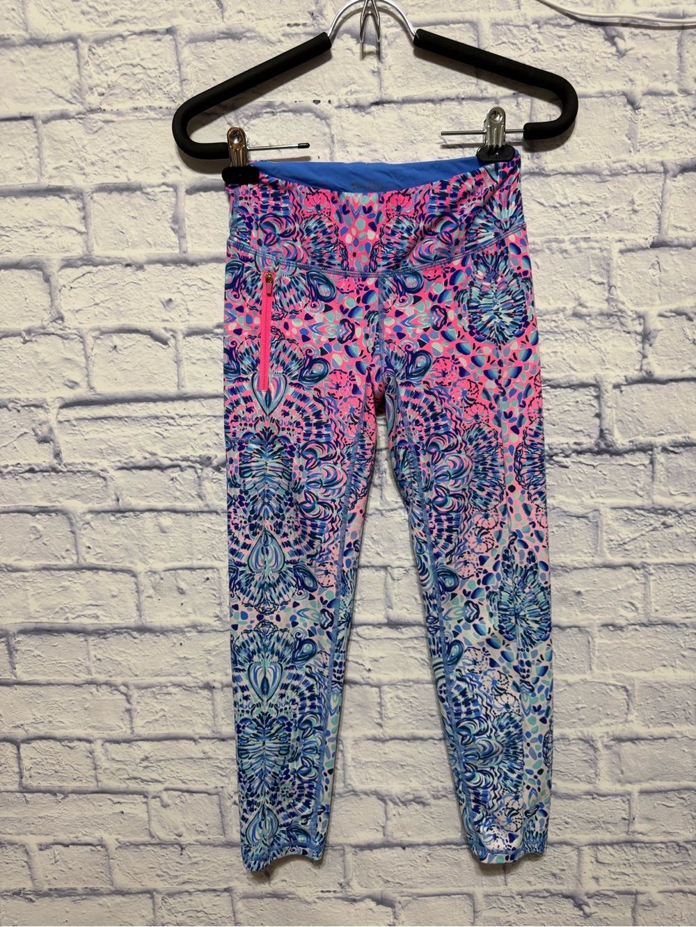 Lilly Pulitzer Luxletic UPF 50+
Weekender Midi Leggings Blue pink XS